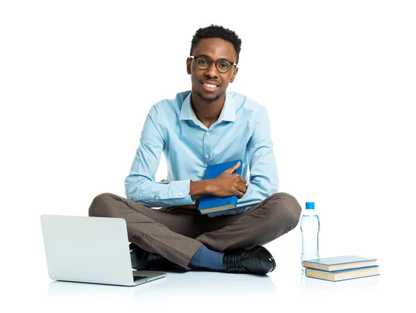 Gelukkig Afro-Amerikaanse college student zitten met laptop op wh — Stockfoto