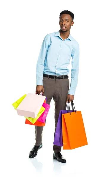 Homem americano africano feliz segurando sacos de compras no backgr branco — Fotografia de Stock