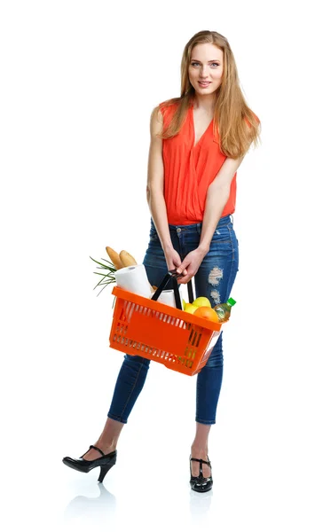 Donna felice che tiene un cesto pieno di cibo sano. Shopping — Foto Stock