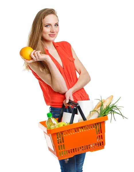 Mujer feliz sosteniendo una canasta llena de comida saludable. Compras —  Fotos de Stock