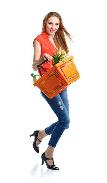 Donna felice che tiene un cesto pieno di cibo sano. Shopping — Foto Stock