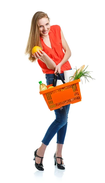 Mujer feliz sosteniendo una canasta llena de comida saludable. Compras —  Fotos de Stock