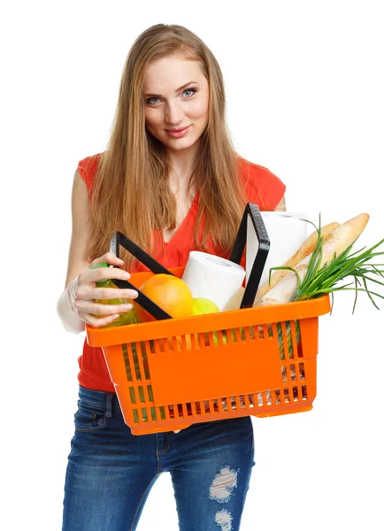 Glückliche Frau mit einem Korb voller gesunder Nahrung. Einkaufen — Stockfoto
