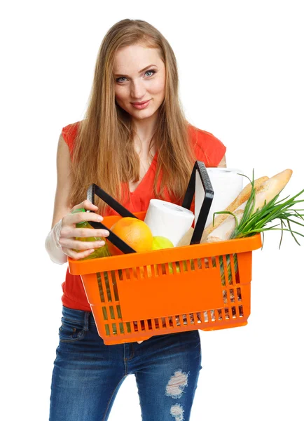 Mulher feliz segurando um cesto cheio de comida saudável. Compras — Fotografia de Stock