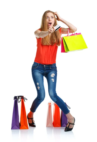 Mujer encantadora feliz con bolsas de compras y tarjeta de crédito sobre blanco — Foto de Stock