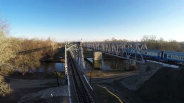 En baştan filme köprünün üzerinden tren gider