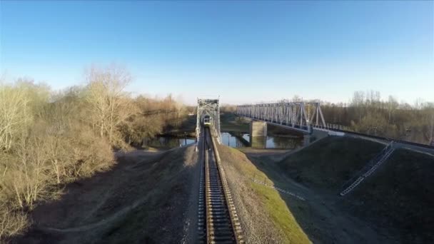 Le train passe sur le pont, filmant du haut — Video