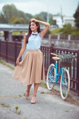 genç güzel ve zarif giyimli kadın bisiklet ile