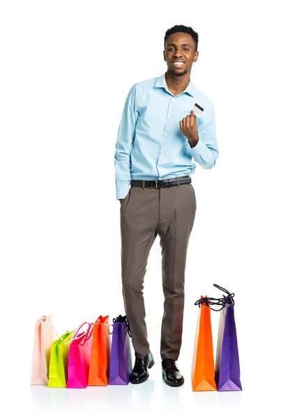 Счастливый африканский американец с сумками для покупок и кредитками — стоковое фото