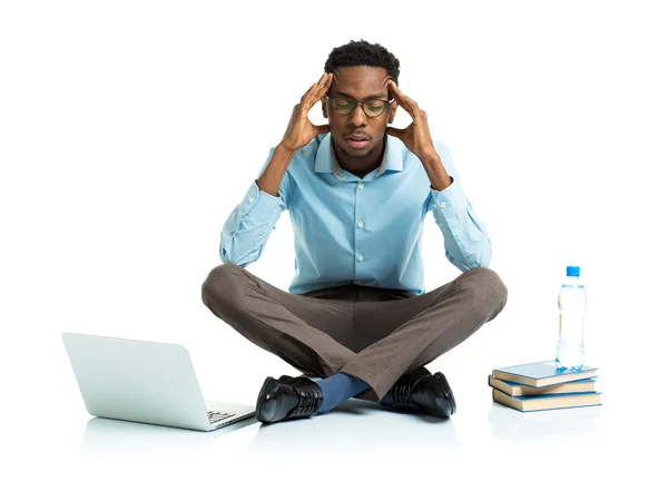 लैपटॉप के साथ बैठे तनाव में अफ्रीकी अमेरिकी कॉलेज छात्र , — स्टॉक फ़ोटो, इमेज