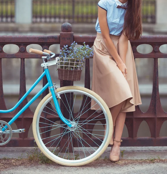 与自行车年轻美丽、 衣着优雅的女子 — 图库照片