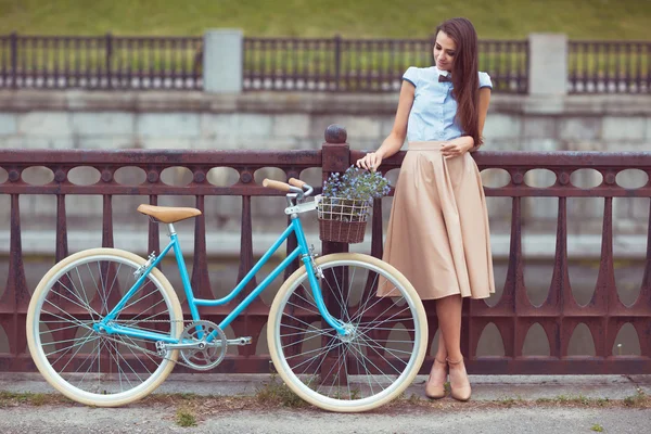 Ung vacker, elegant klädd kvinna med cykel — Stockfoto