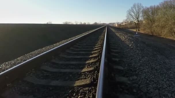 Luchtfoto enquête langs de spoorweg — Stockvideo
