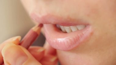 Kadının güzel dudaklarında ruj