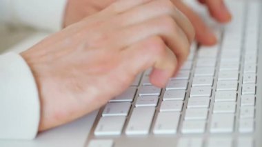 tipik bir klavye üzerinde eller