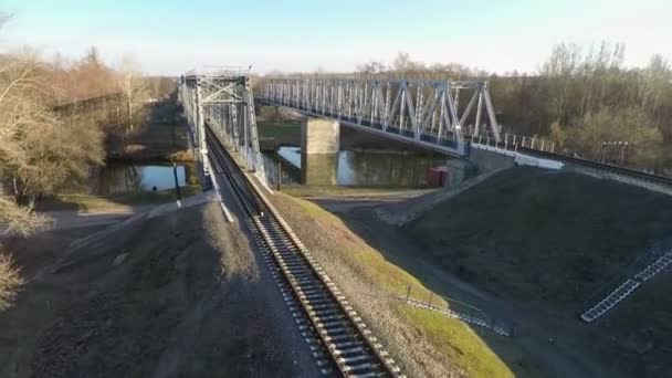 Puente ferroviario, levantamiento aéreo — Vídeos de Stock