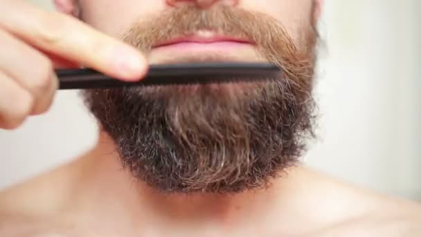 Hombre peinándose el bigote y la barba — Vídeo de stock