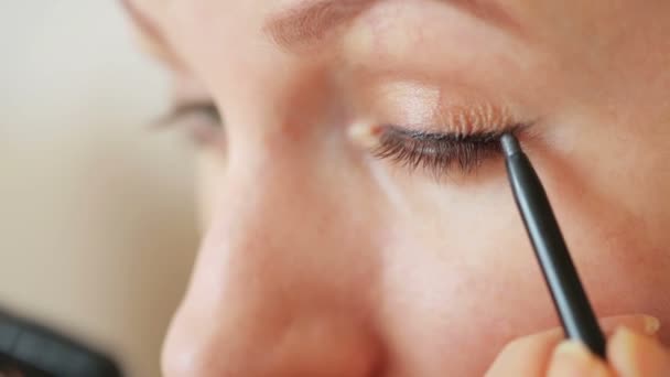 Maquillaje de ojos primer plano — Vídeo de stock