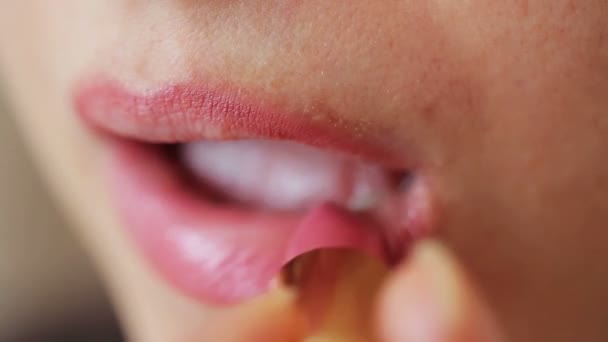 Lippenstift op mooie lippen van vrouw — Stockvideo