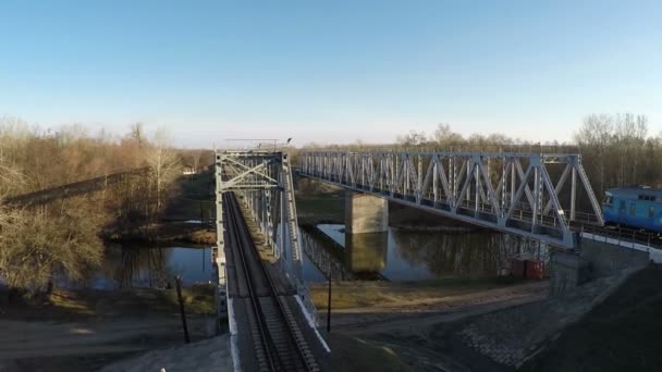 Trein gaat over de brug — Stockvideo