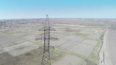 Güç hattı üzerinden uçan