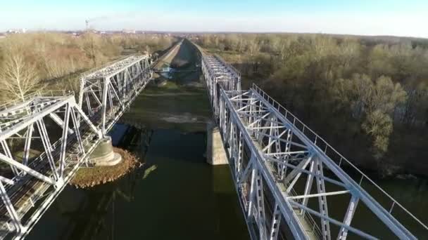 Puente ferroviario, levantamiento aéreo — Vídeos de Stock