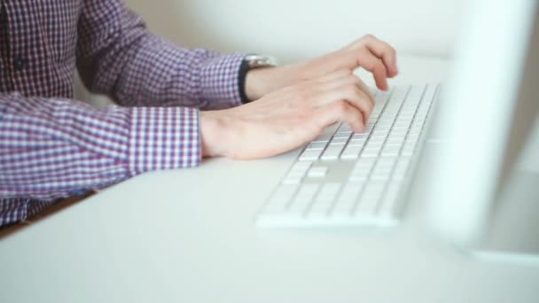 Mãos digitando em um teclado — Vídeo de Stock