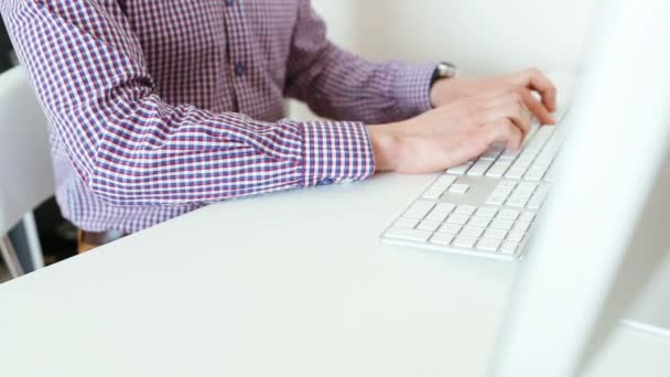 Homme tapant sur un clavier — Video