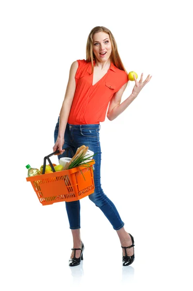 Femme heureuse tenant un panier plein de nourriture saine. Shopping — Photo