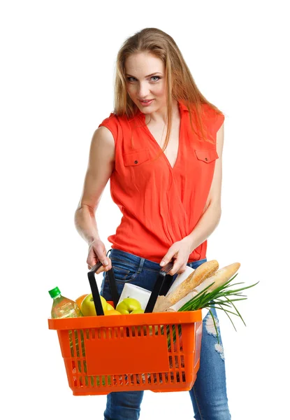 Mulher feliz segurando um cesto cheio de comida saudável. Compras — Fotografia de Stock