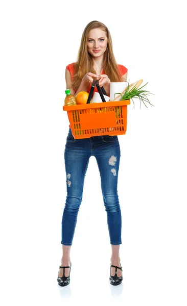 幸福的女人抱着一篮子的健康食品。购物 — 图库照片