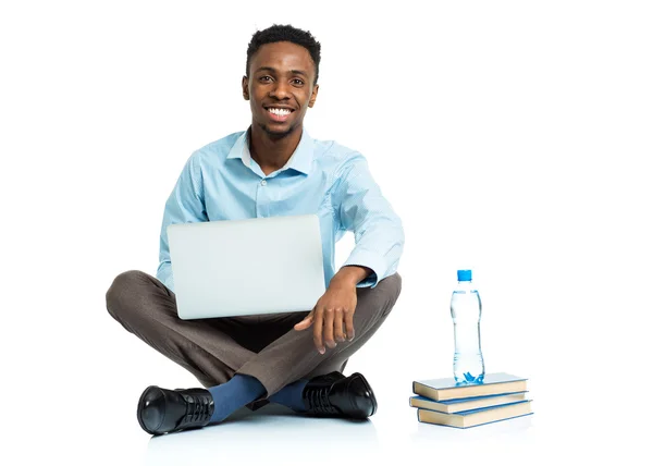 Estudante universitário americano africano feliz com laptop, livros e bo — Fotografia de Stock
