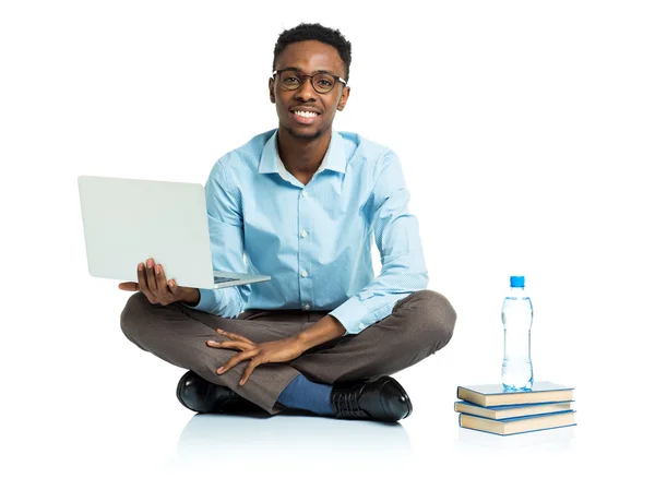 快乐非裔美国大学生与手提电脑、 书籍和博 — 图库照片