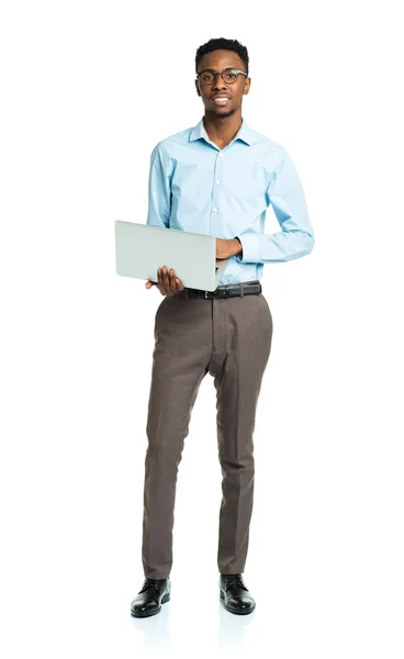 Estudante universitário americano africano feliz com laptop em pé no branco — Fotografia de Stock