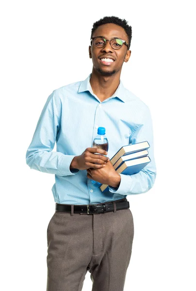 Estudante universitário afro-americano feliz com livros e garrafa de — Fotografia de Stock