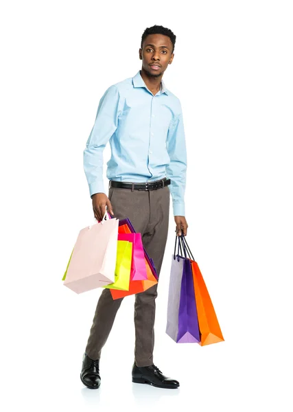 Africano americano segurando sacos de compras em branco. Feriados co — Fotografia de Stock