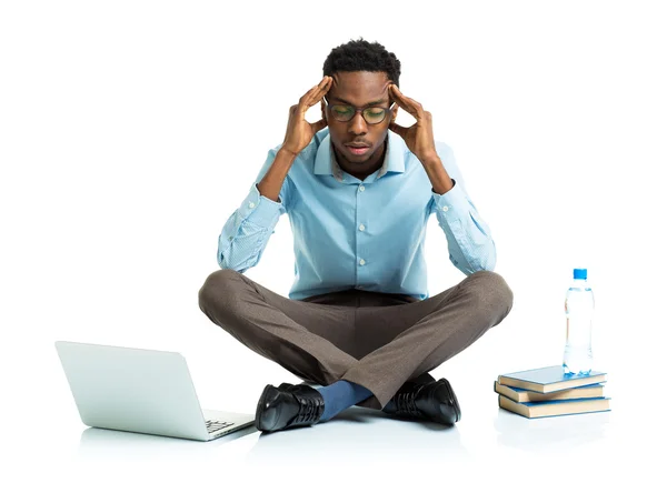 African american collegestudent i stress sitter med laptop, — Stockfoto