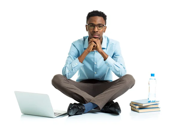 Africano estudante universitário americano com laptop, livros e garrafa o — Fotografia de Stock