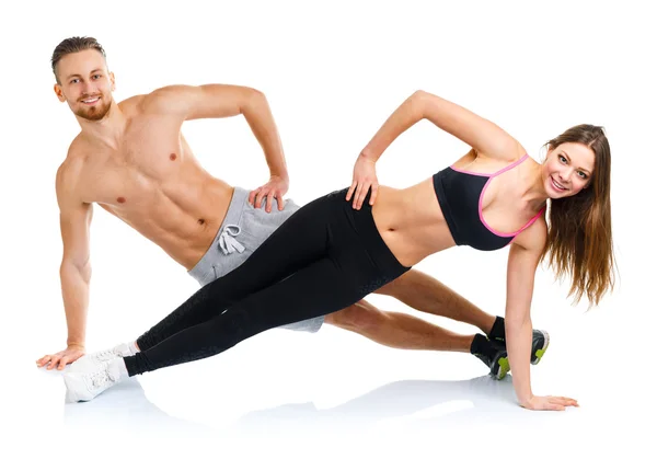 Esporte casal atraente - homem e mulher fazendo exercícios de fitness — Fotografia de Stock