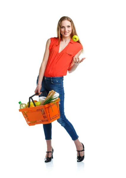 Mujer joven feliz sosteniendo una cesta llena de comida saludable en blanco —  Fotos de Stock