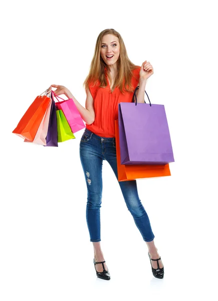 Mulher encantadora feliz com sacos de compras sobre branco — Fotografia de Stock