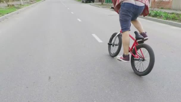 Killen gör tricks på en cykel — Stockvideo