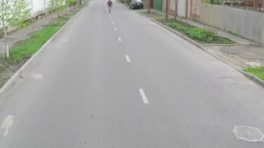 Bir bisiklet üzerinde hile yapan adam