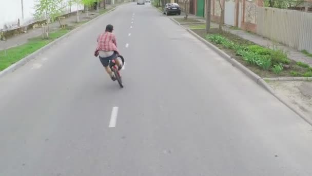 The guy doing tricks on a bicycle — Stock Video