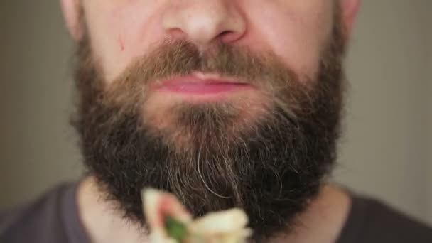 L'homme barbu mange du kebab — Video