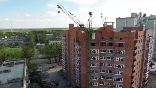 Строительство социального жилого квартала - аэросъемка — стоковое видео