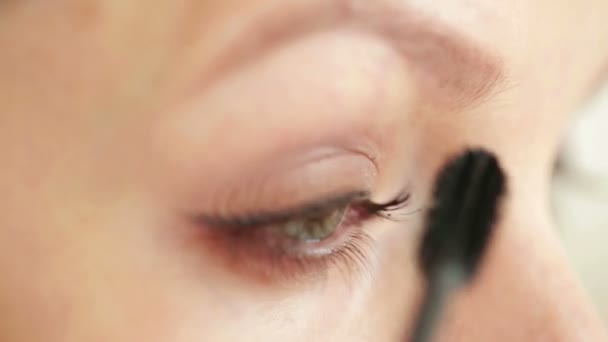 Maquillaje de ojos primer plano — Vídeos de Stock