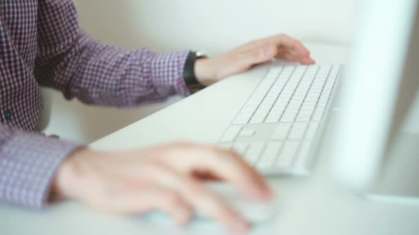 Mãos digitando em um teclado — Vídeo de Stock