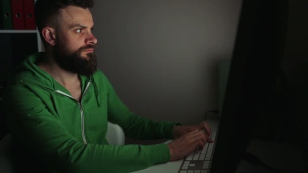 Beared man using computer — Stock Video