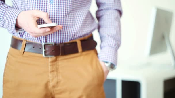 Un hombre usando un teléfono inteligente — Vídeos de Stock